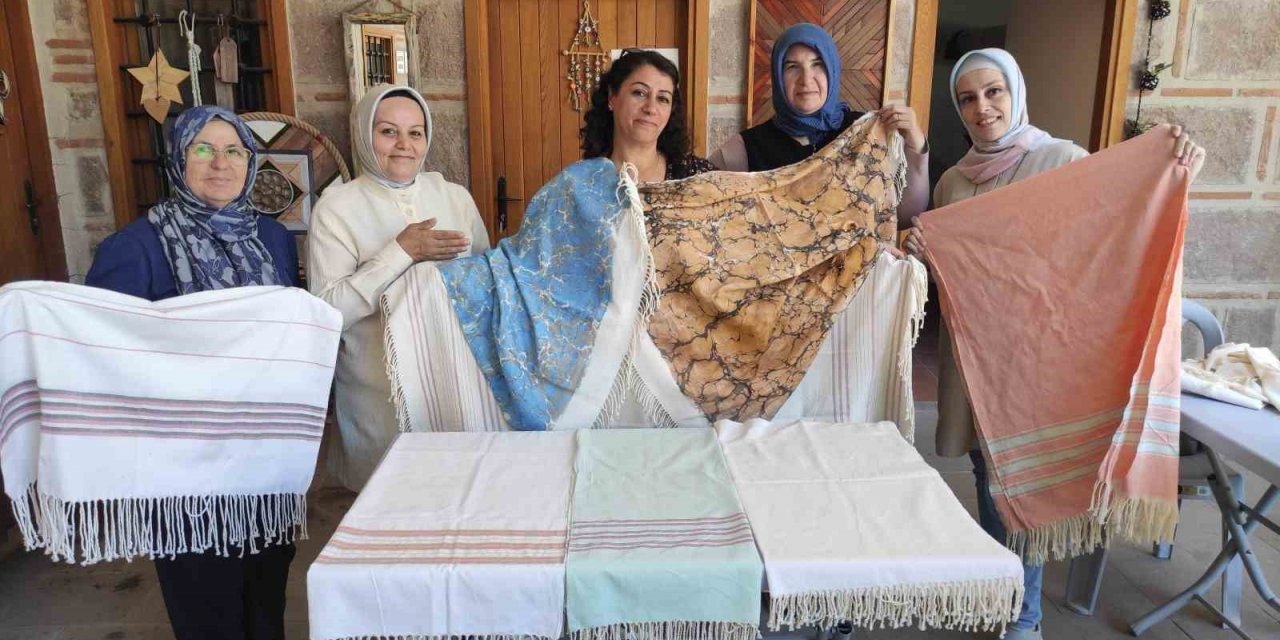 650 yıllık Manisa Bezi bin yıllık ebru sanatıyla renklendi