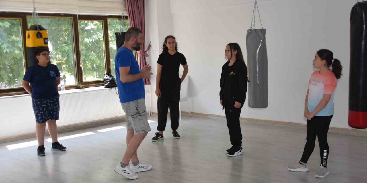 Boks meraklıları Bozüyük Belediyesi yaz spor okulunda buluştu