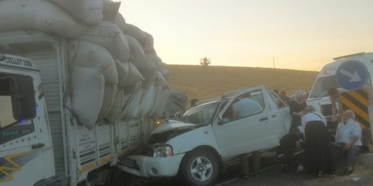 Kontrolsüz dönüş yapan kamyona kamyonet çarptı: 4 yaralı