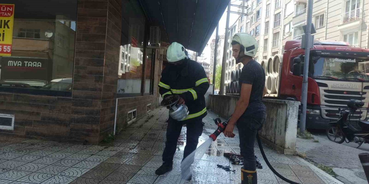 Tutuşan piknik tüpünü 4. kattan aşağı attı