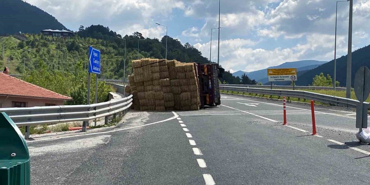Balya yüklü kamyon devrildi, sürücü yara almadan kurtuldu