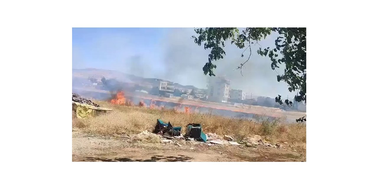 Anız yangını ikametlere sıçramadan söndürüldü