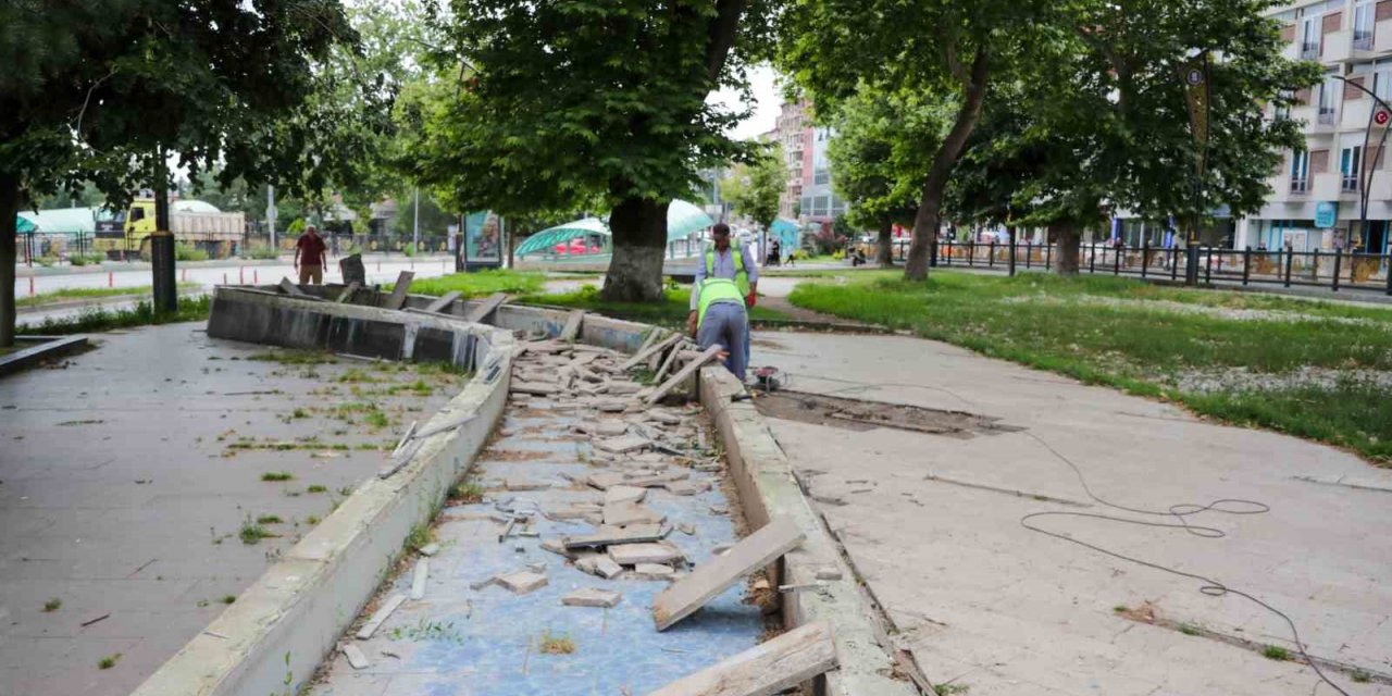 Azerbaycan Parkında yenileme çalışmaları başladı