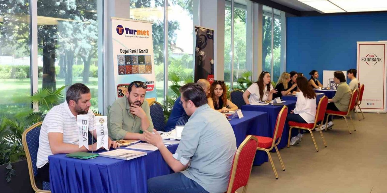 Mekatronik uzmanlık programına katılan gençler, firmaların markajında