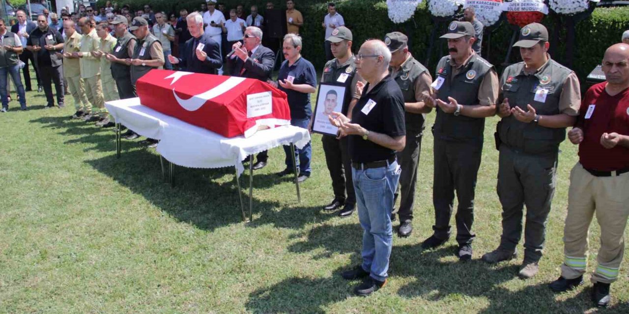 İzmir’deki orman yangınında şehit olan orman işçisi memleketine uğurlandı