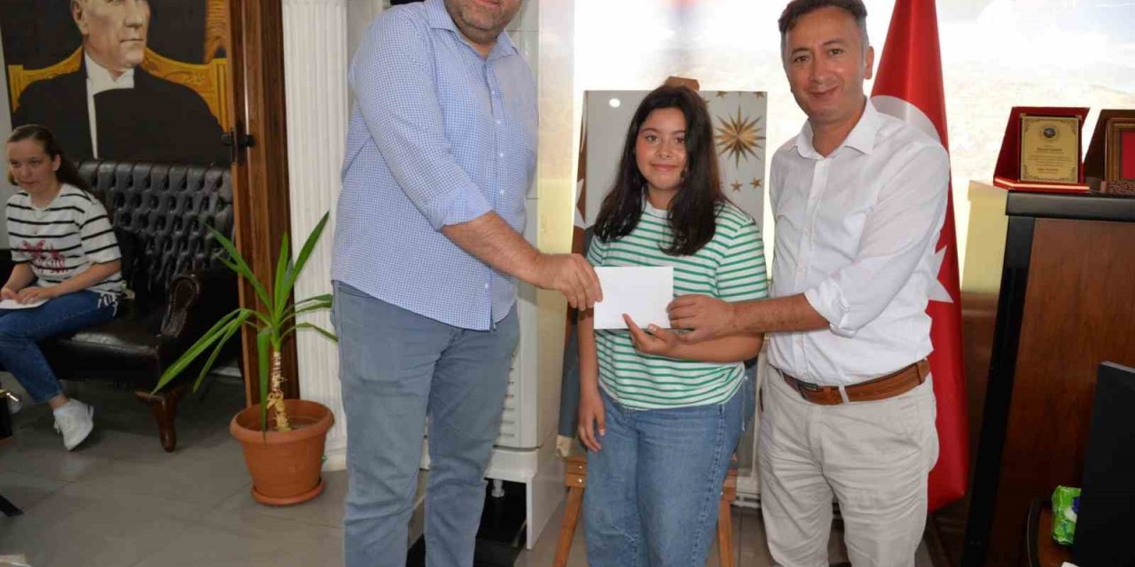 Yarışmada derece alan öğrencilere ödül