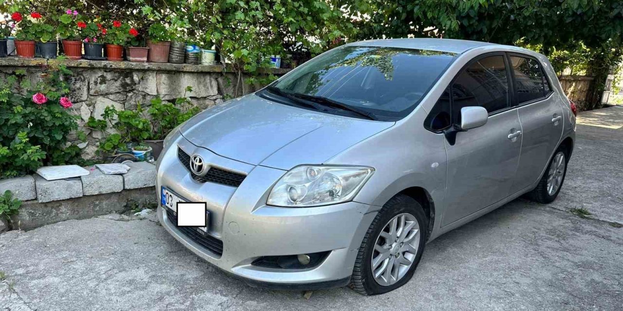 Park halindeki otomobilin lastiğini kestiler