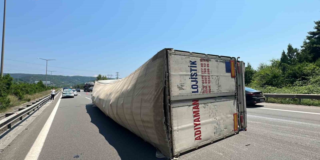 TEM Otoyolu’nda tır yan yattı