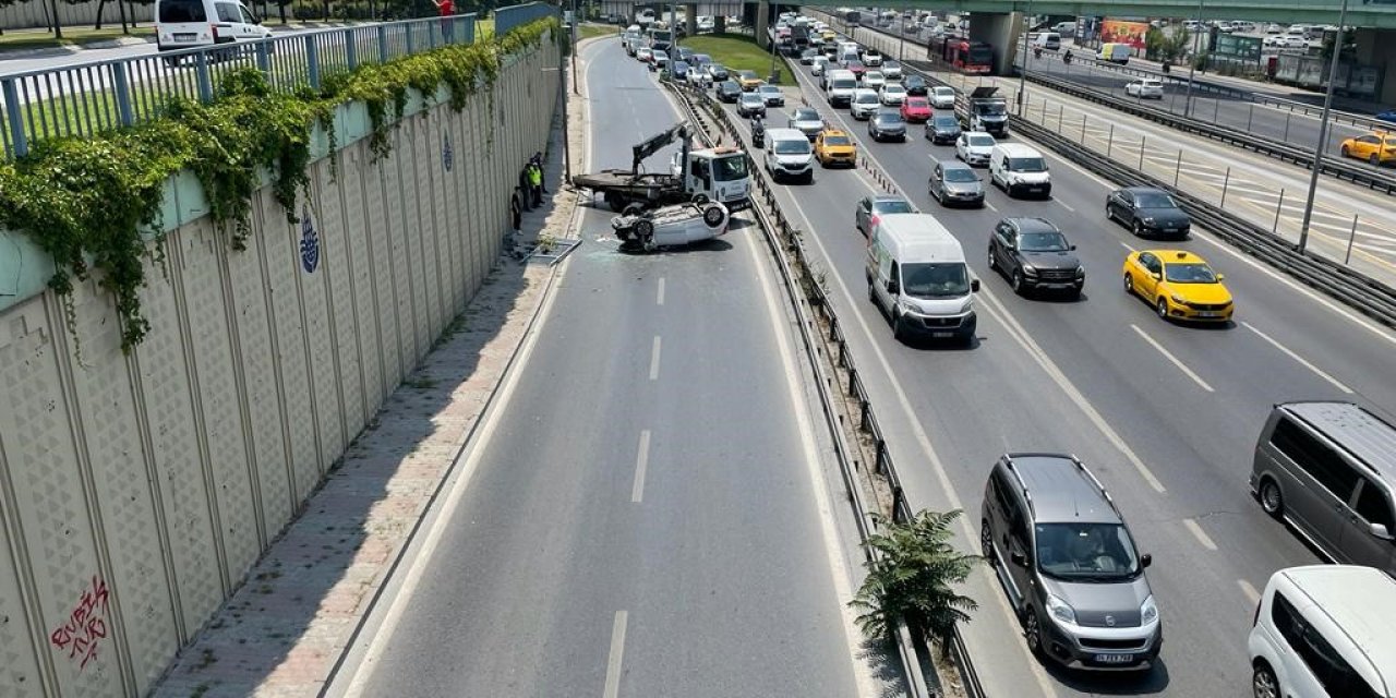 Zeytinburnu’nda feci kaza: Araç demir korkulukları aşıp yan yola düştü