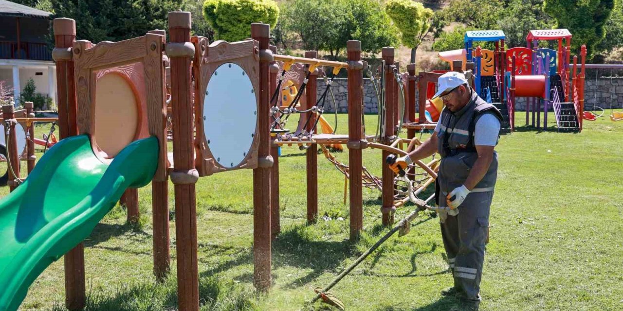 Uşak Belediyesinin bakım ve temizlik çalışmaları hız kesmeden devam ediyor