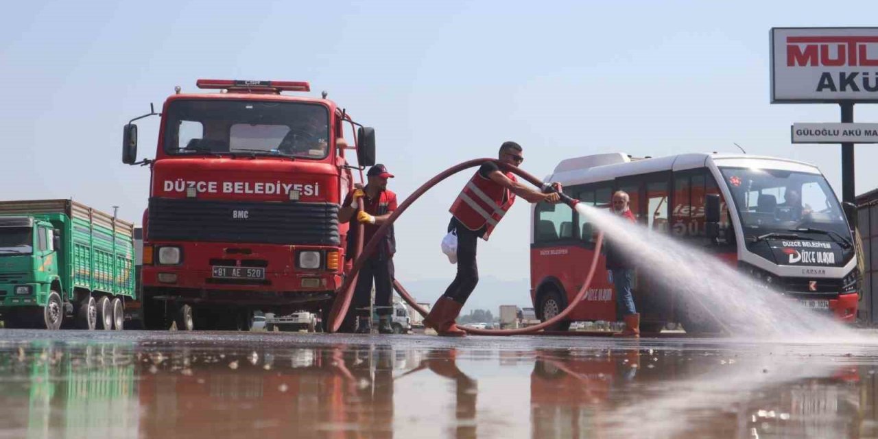 Düzce Belediyesi mesaiye ara vermedi