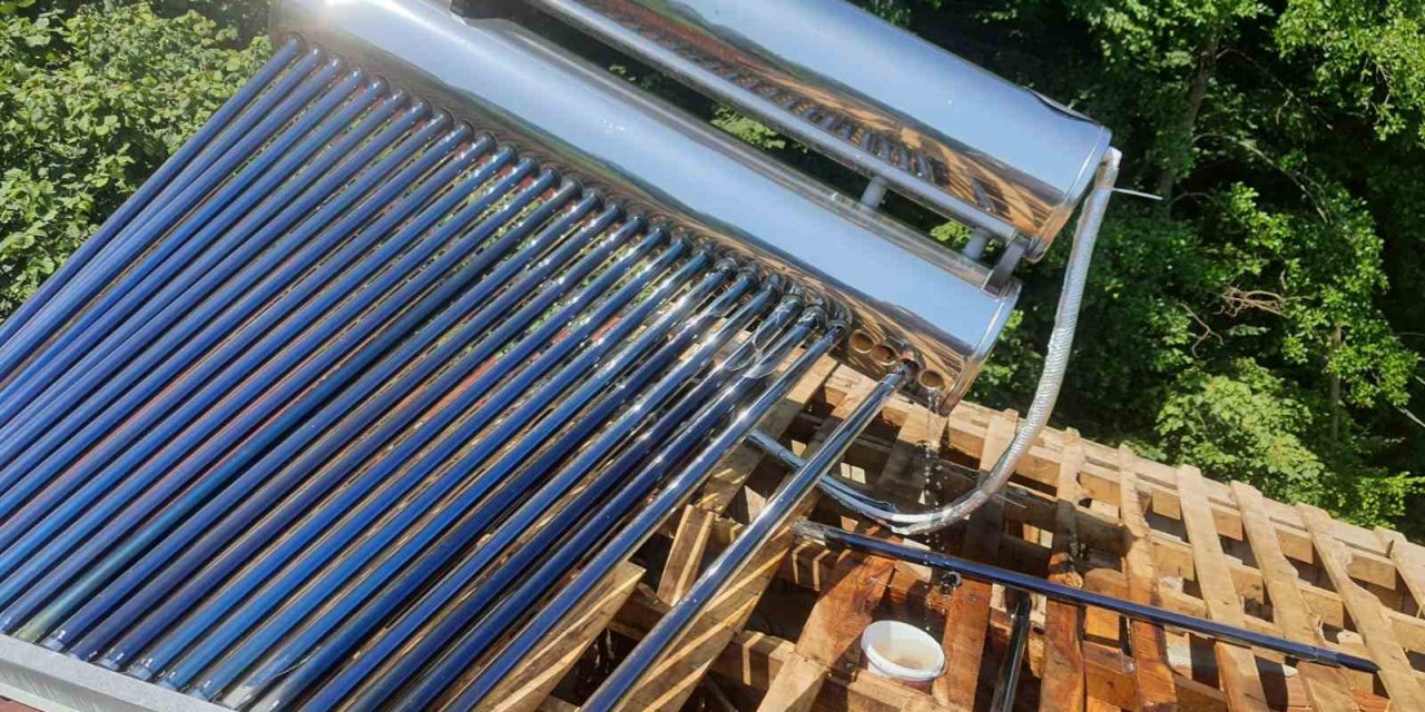 Evinin çatısını tamir ederken güneş enerjisi deposundaki sıcak suyun üzerine dökülmesi sonucu hayatını kaybetti