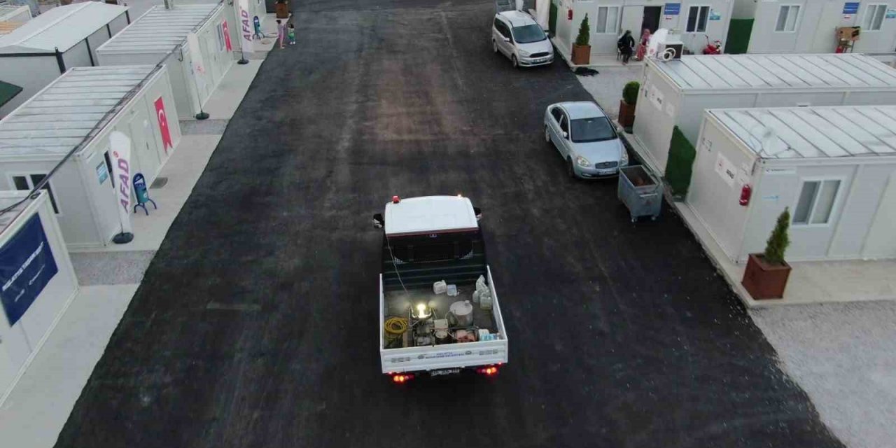 Depremzedelerin kaldığı konteyner kentler düzenli olarak ilaçlanıyor