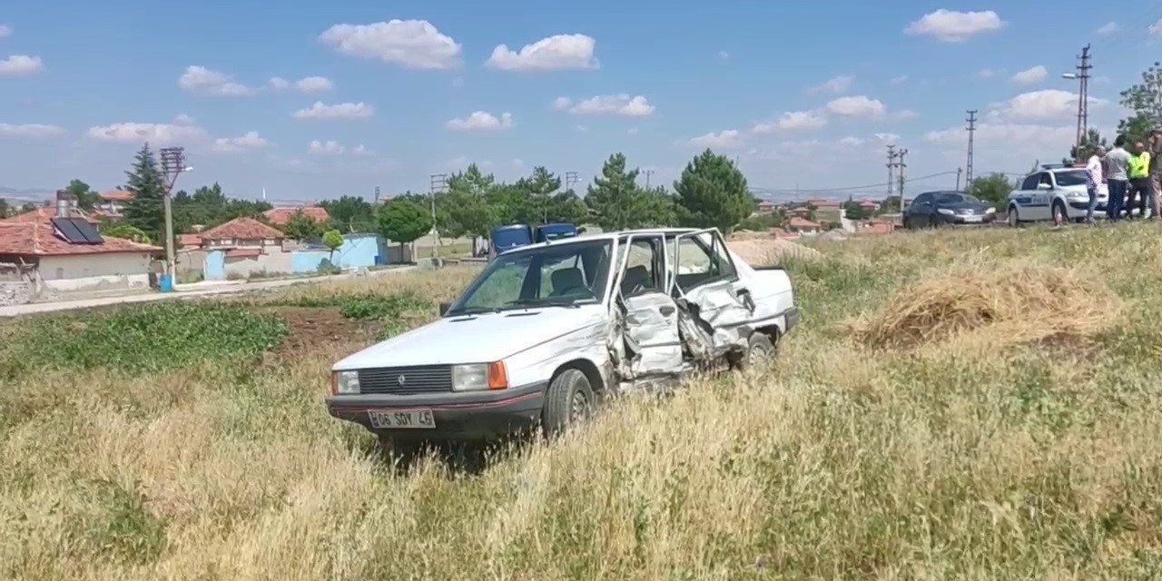 Otomobil ticari araçla çarpıştı: 2 yaralı