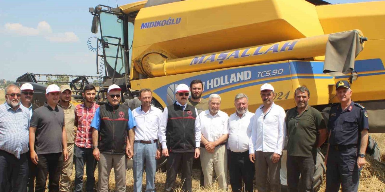 Uşak Valisi Dr. Turan Ergün buğday hasadı programına katıldı