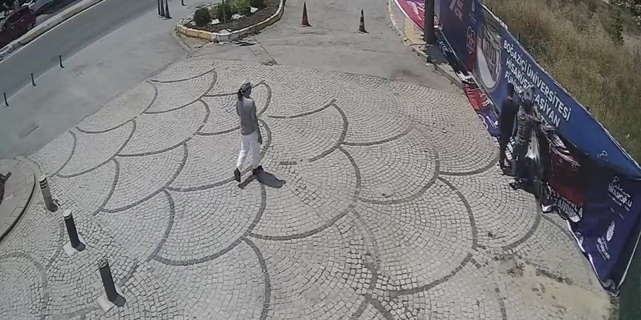 Yapımı yıllardır devam eden Tuzla-Kaynarca-Pendik metro inşaatının reklam panosu bir yılda 10 kez değiştirildi