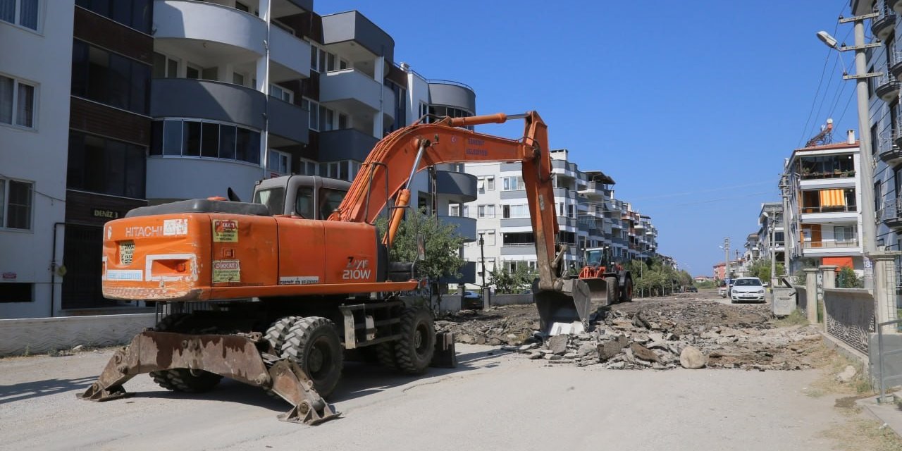Edremit Belediyesi yol yapım çalışmalarına devam ediyor