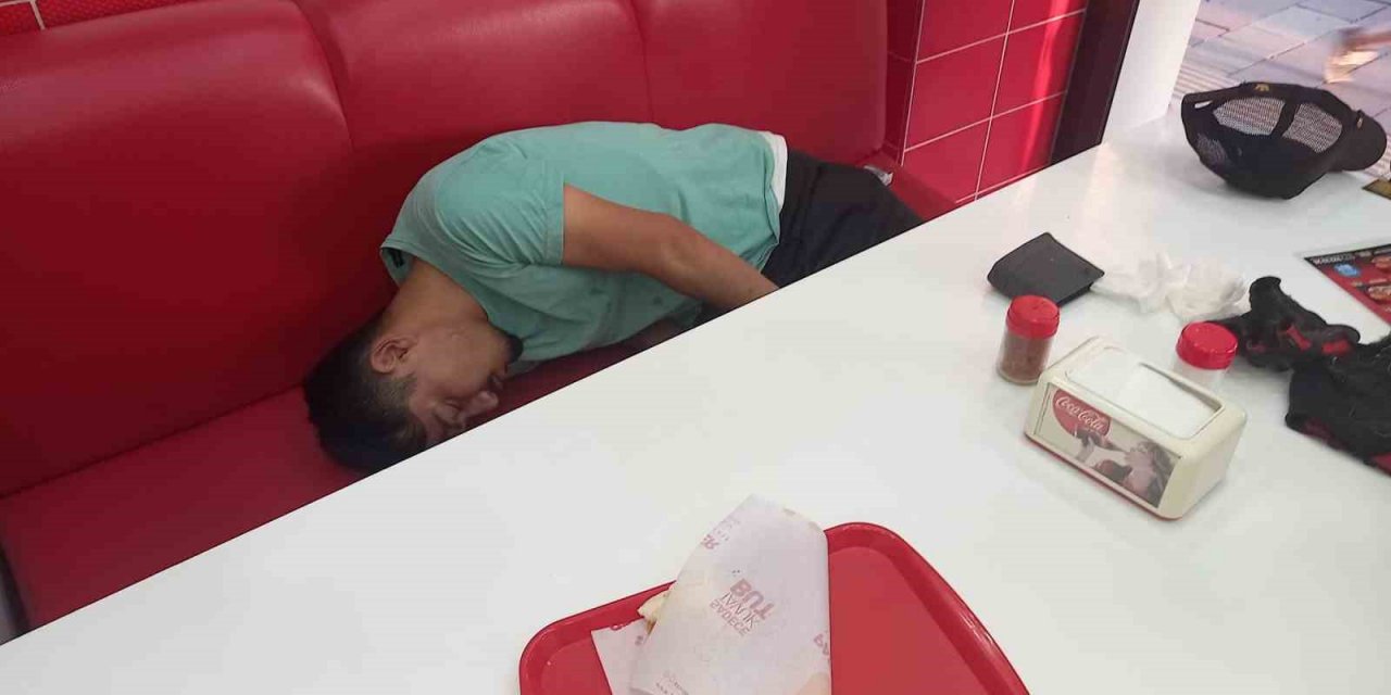 Yemek yerken sızdı, ekipleri harekete geçirdi