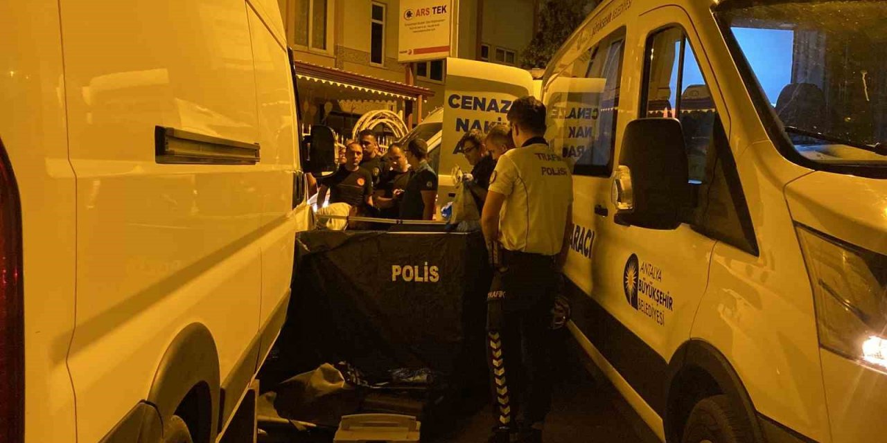 Annesini ziyaretten dönerken minibüsün altında kalan kadın hayatını kaybetti