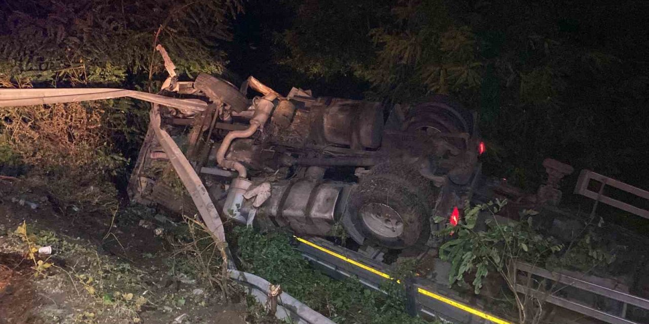 Tır takla attı, emniyet kemeri hayat kurtardı