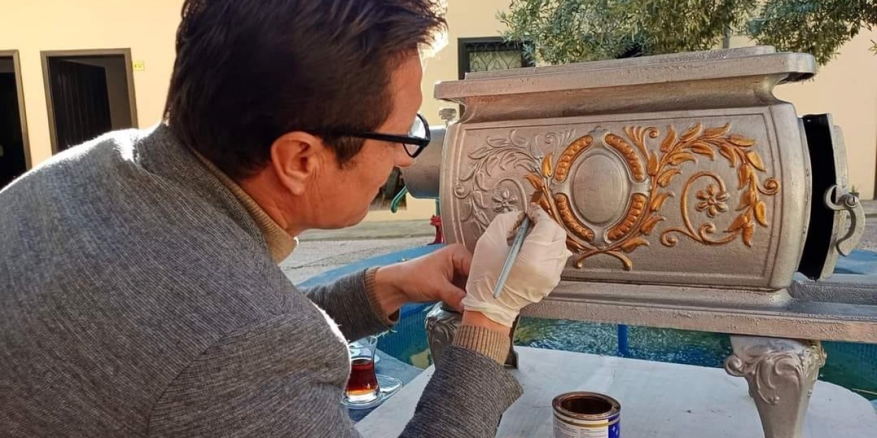 Osmanlı döneminden kalma çini soba Sıdıka Erke Etnografya Müzesi’nde restore ediliyor