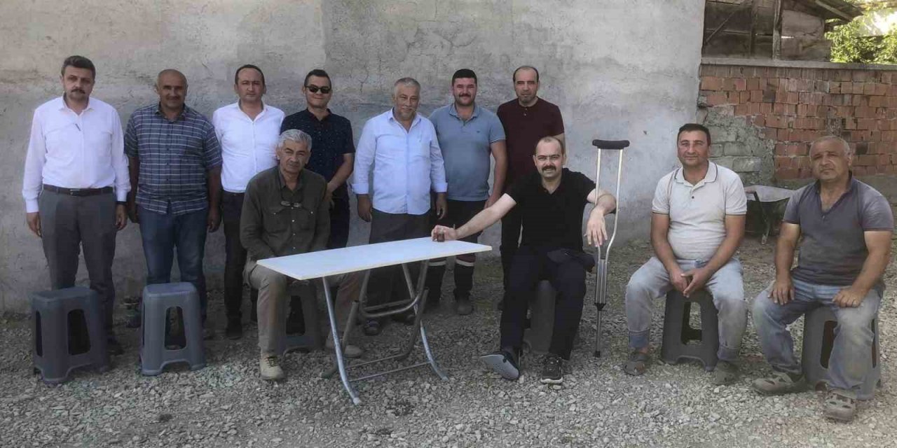 Geçirdiği kazada ölümden dönen belediye başkanı, koltuk değnekleriyle çalışmaları inceledi