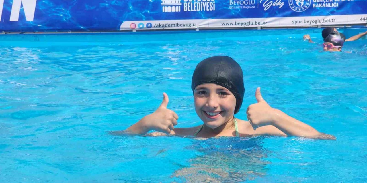 Beyoğlu’nda çocuklar portatif yüzme havuzlarında yazın tadını çıkarıyor