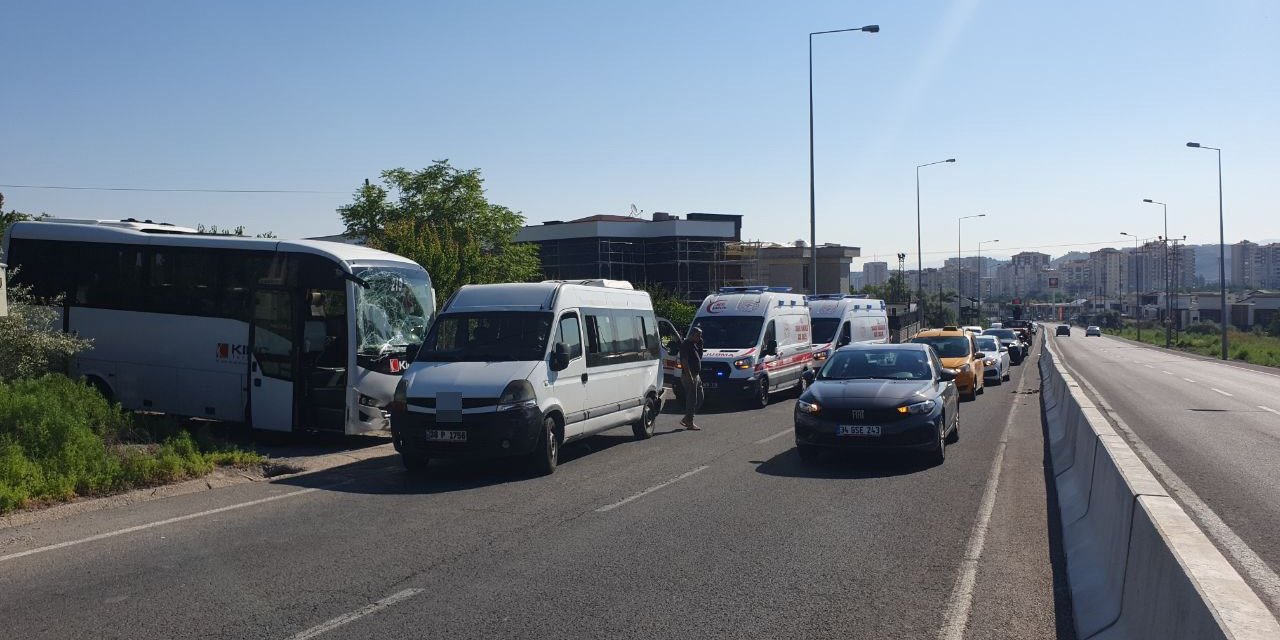 İşçi servisleri çarpıştı: 14 yaralı