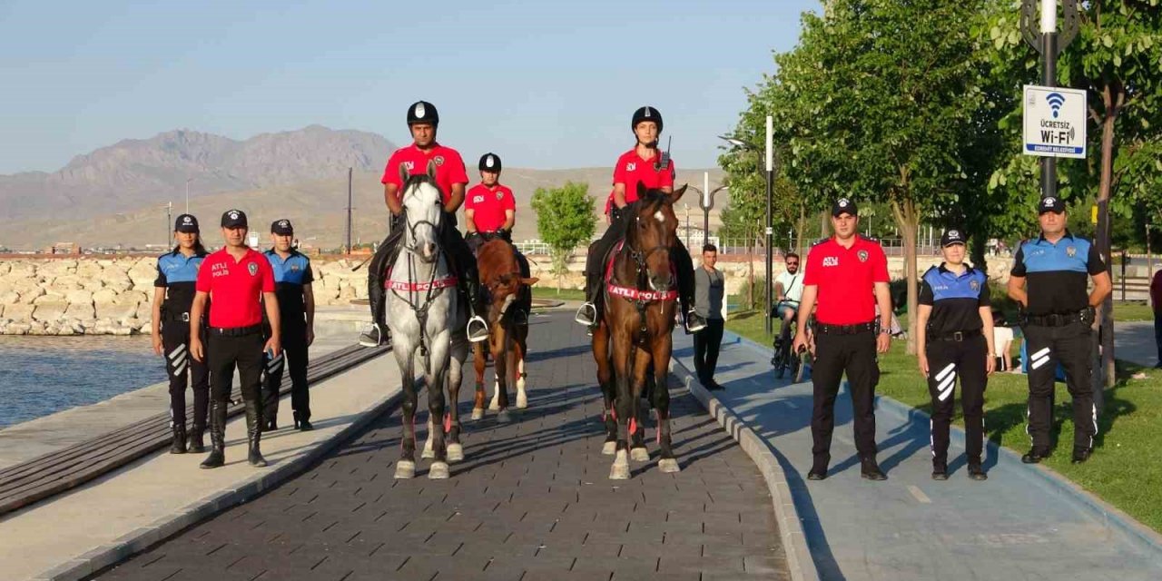 Van’da ‘atlı polisler’ göreve başladı