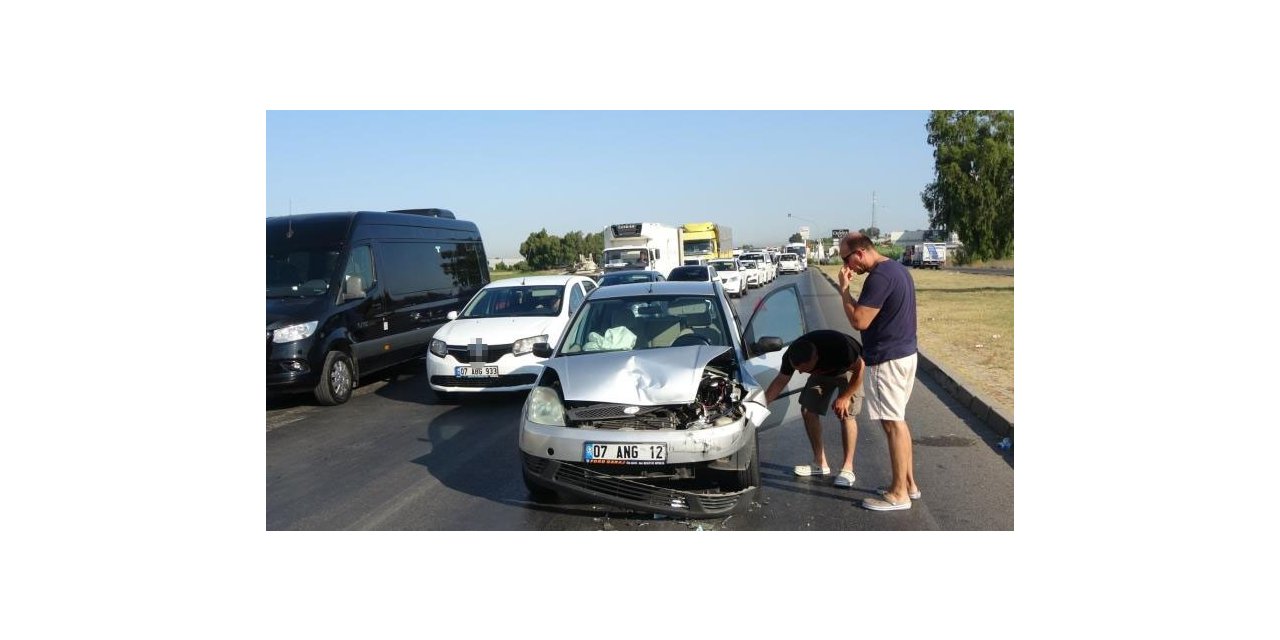 Zincirleme kazaya karışan minibüs sürücüsü olay yerinden kaçtı