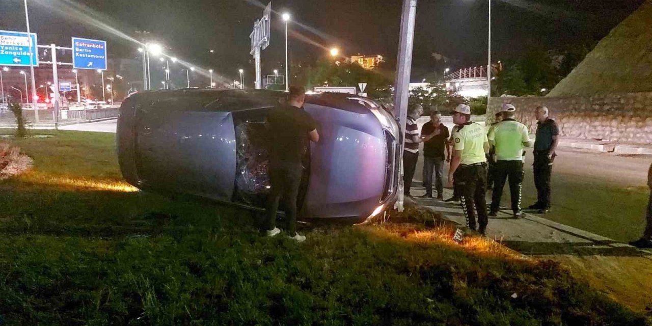 Çalıntı otomobille ’dur’ ihtarına uymayan sürücü kaza yaptı