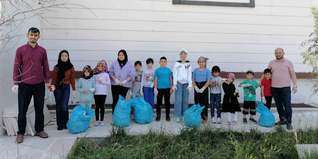 Dumlupınar’da yaz Kur’an kursu öğrencilerinden çevre temizliği