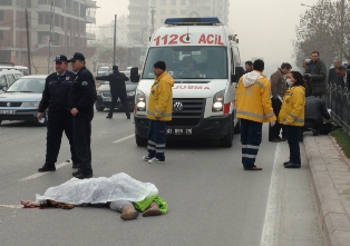 Üst geçidi kullanmayan yaşlı kadın öldü