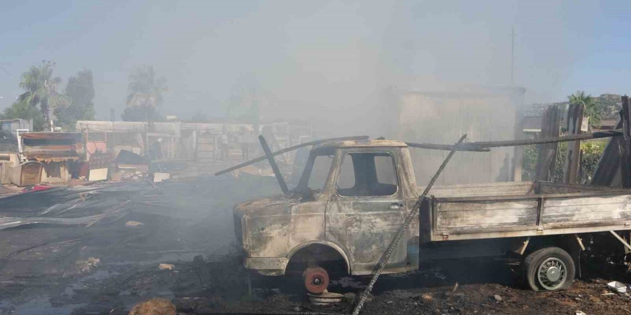 Antalya’da ikinci el eşya satılan konteyner alev alev yandı