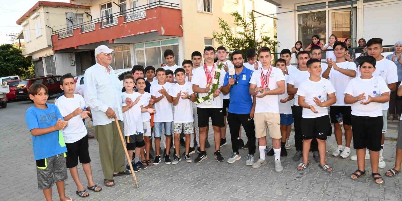 Boy atlayan pehlivan Bozkurt’a, Manavgat’ta coşkulu karşılama