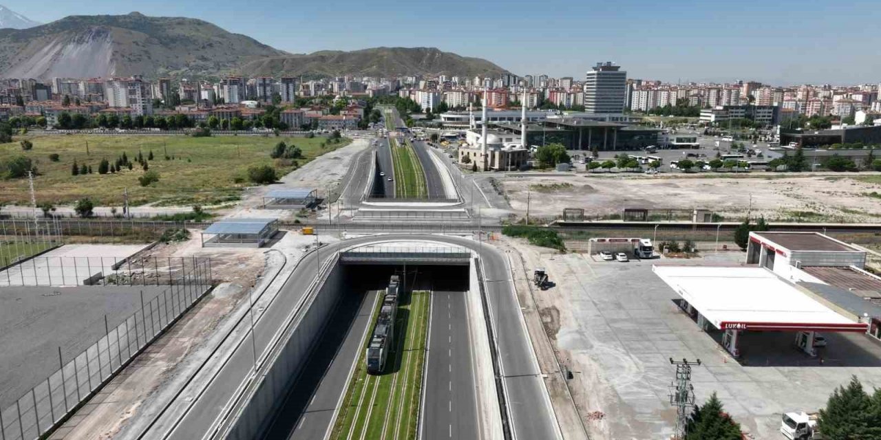 Başkan Büyükkılıç, tramvay ile yolculuk yaptı, esnaf ziyaret etti