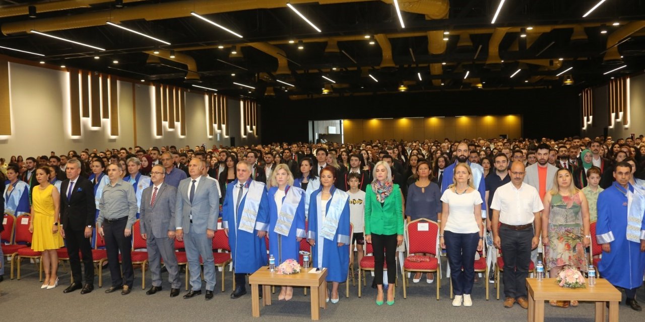 Mezun olan 290 hukuk fakültesi öğrencisi yemin ederek mesleğe ilk adımlarını attı