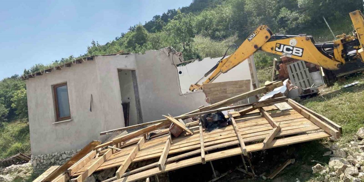 Körfez’de 3 kaçak yapı yıkıldı