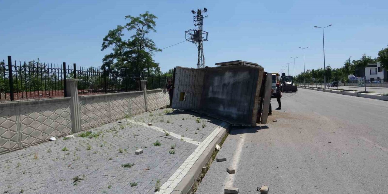Şaftı kopan kamyonet duvara çarpıp yan yattı: 1 yaralı