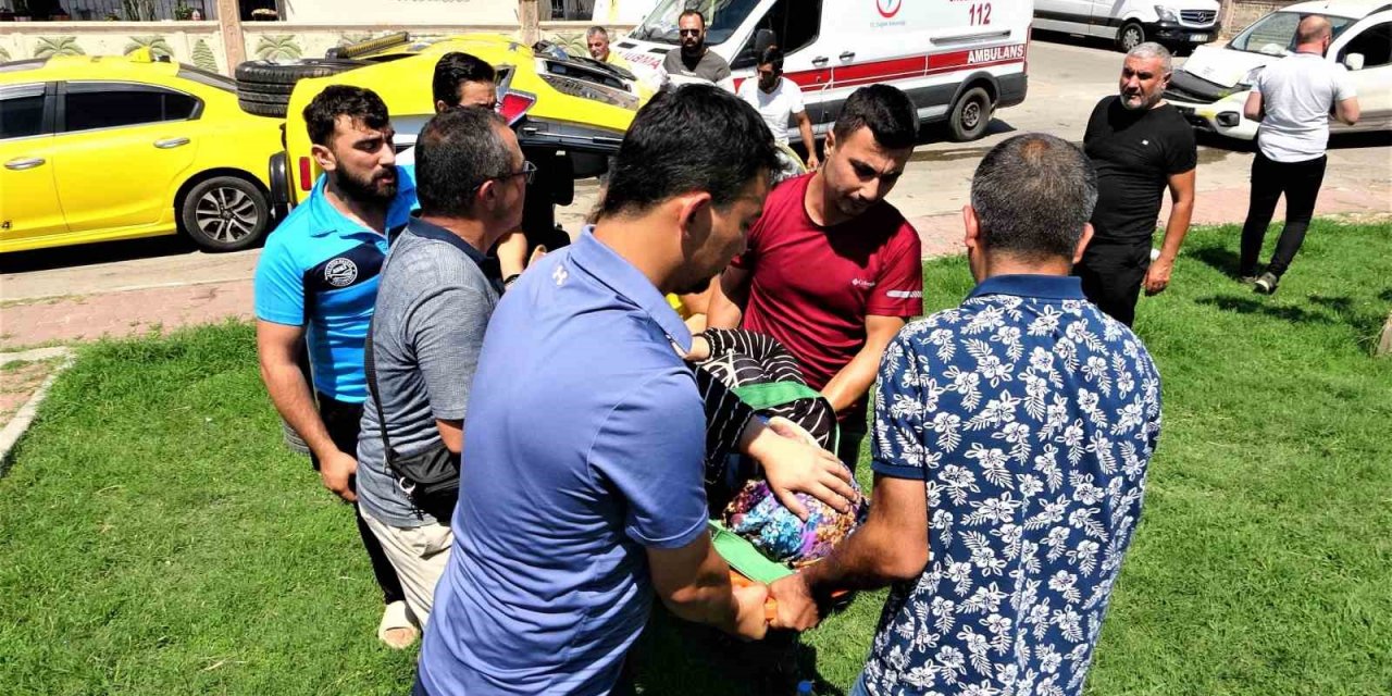 Kazada takla atan ticari taksi park içerisinde yan yattı: 3 yaralı