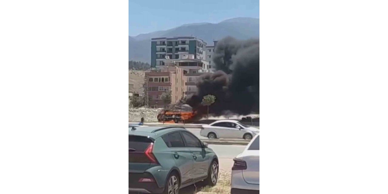 Kamyonet alev alev yandı