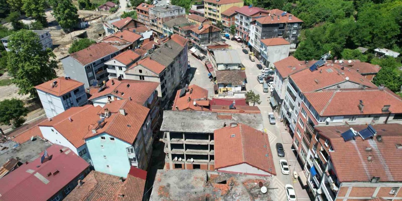 Beycuma’da AFAD gönüllülerinin yardımı ile selin izleri siliniyor