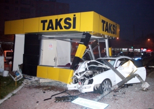 Alkollü sürücü taksi durağına daldı