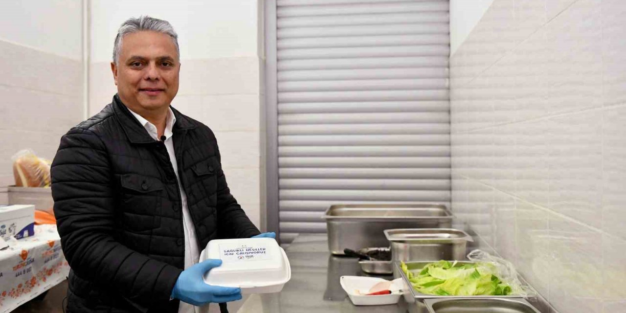 Muratpaşa, her gün bin 810 öğrencinin bir öğün yemeği karşıladı