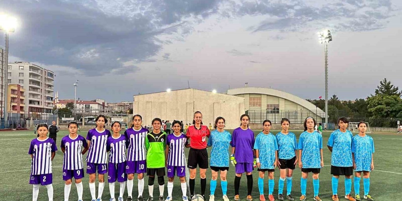 Batmanlı futbolcu kızlar, bölge şampiyonu oldu