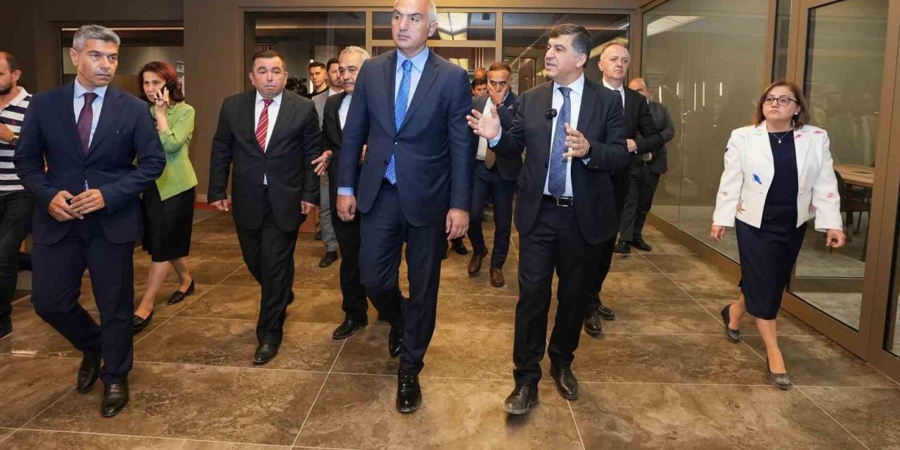 Bakan Ersoy, D.T. Şehitkamil Sahnesi’ni inceledi