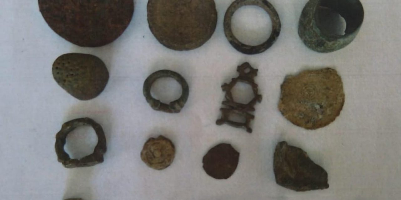 Aranan şahsın evinden tarihi eser olduğu değerlendirilen objeler çıktı