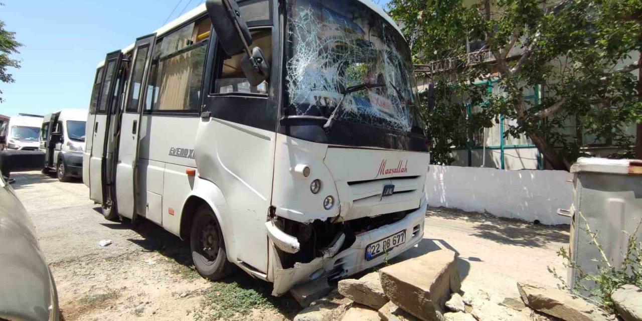 Keşan’da iki yolcu minibüsü çarpıştı: 2 yaralı