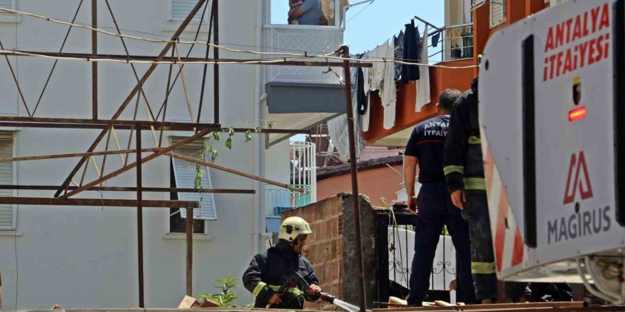 Boşaltılan iş yerindeki kaynak çalışması yangın çıkardı