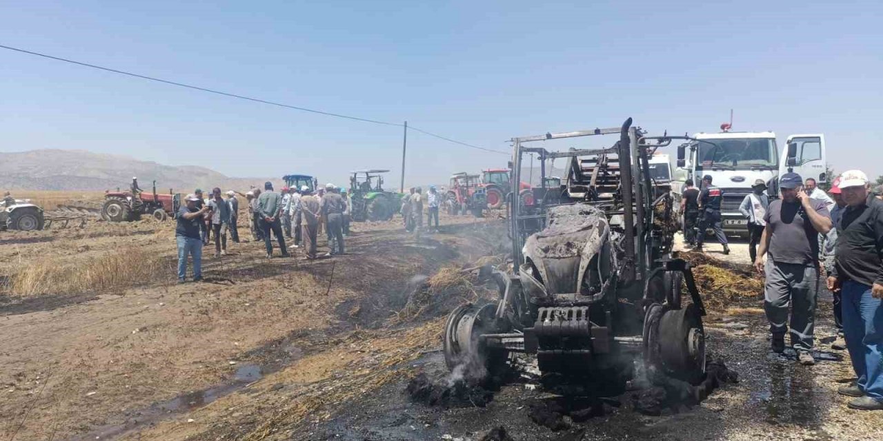 Saman yüklü traktörden sıçrayan alevler 30 dönüm ekili araziyi küle çevirdi